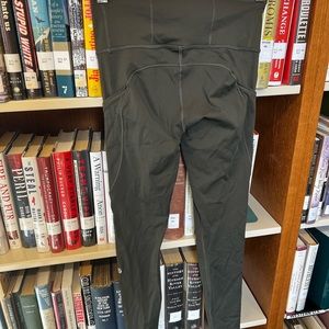 Lululemon Wundertrain crop with pockets 23” size 4 OLIVE GREEN